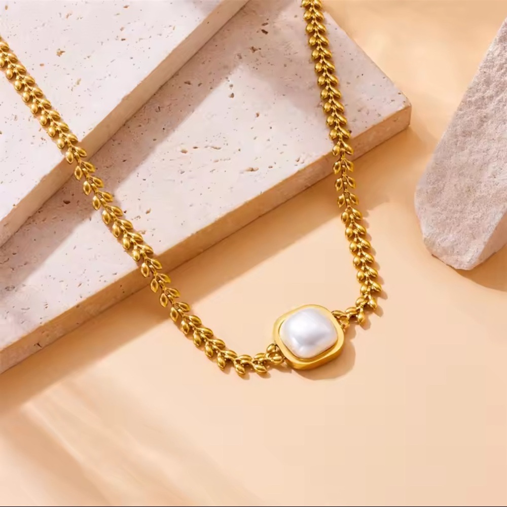 Chic 18k Gold plated stainless steel Necklace with Pearl Accent - Picture 6 of 7